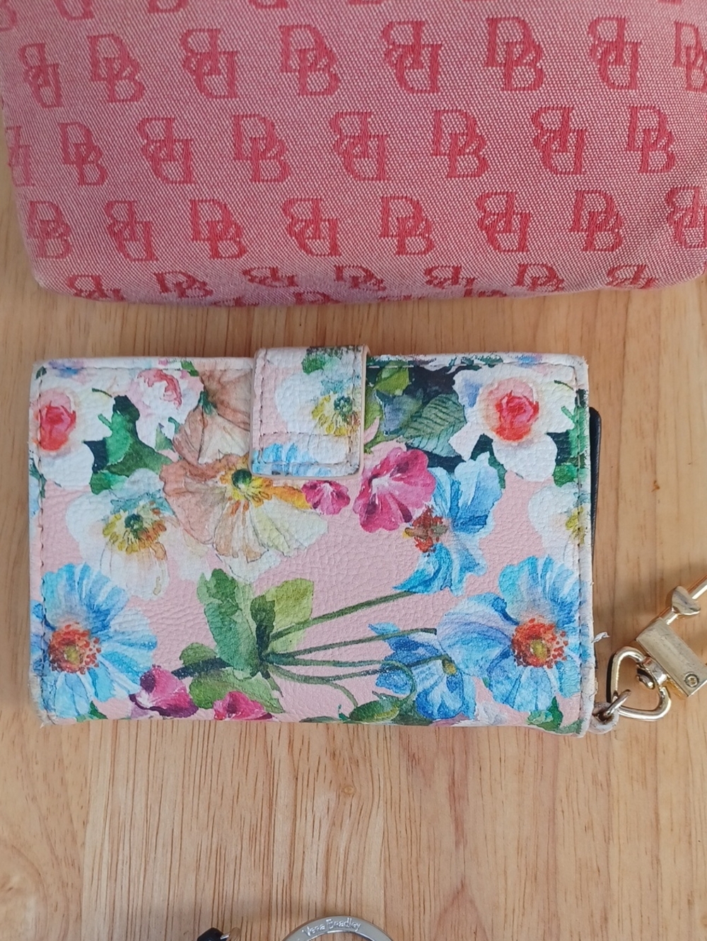 LOT OF 5 - Vera Bradley, Dooney & Bourke & Betsey Johnson Wallets / Cases - Picture 13 of 17